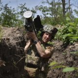 Un combattant ukrainien portant un lanceur de missiles de défense antiaériens américains. (Photo d'archives). KEYSTONE/AP/ANDRIY ANDRIYENKO